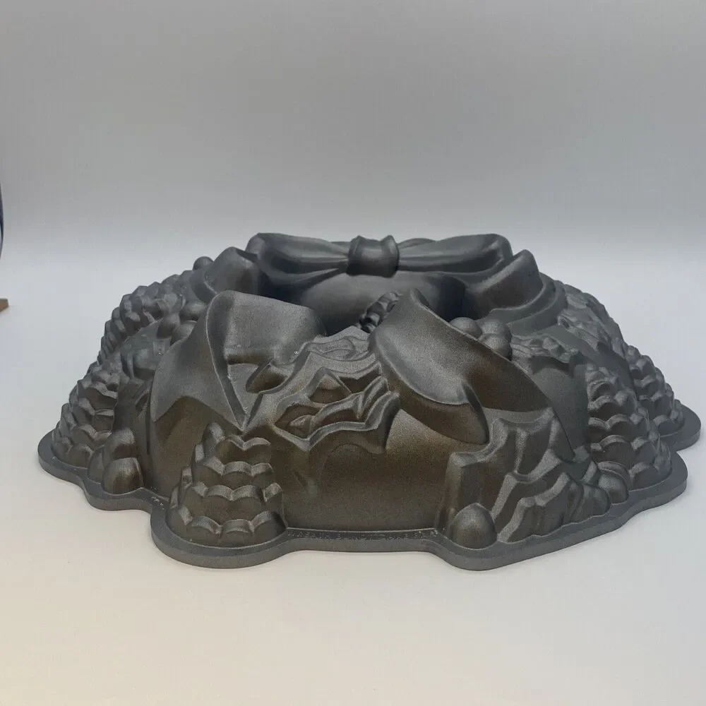 Nordic Ware Holiday Christmas Wreath Bundt Cake Mold Pan